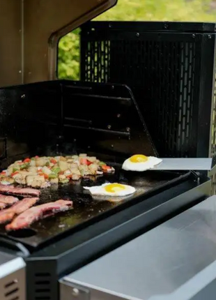 Masterbuilt Gravity Series™ 800 Digital Charcoal Griddle + Grill + Smoker