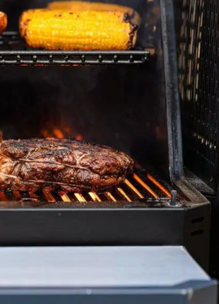 Masterbuilt Gravity Series™ 800 Digital Charcoal Griddle + Grill + Smoker